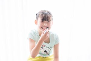 乳歯がグラグラしたときどうする？正しい対処法とケアの基本